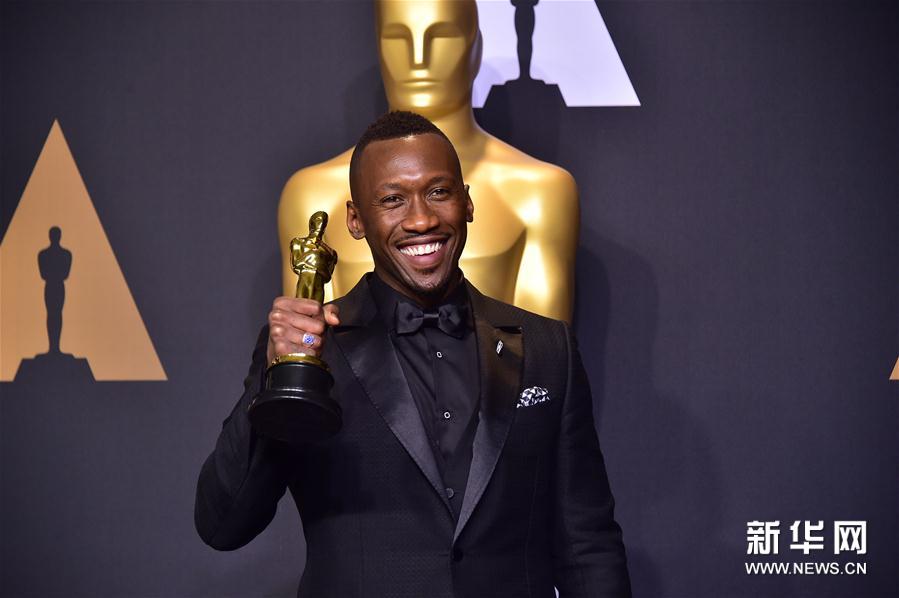 組圖:第89屆奧斯卡頒獎禮 獲獎眾星手捧小金人