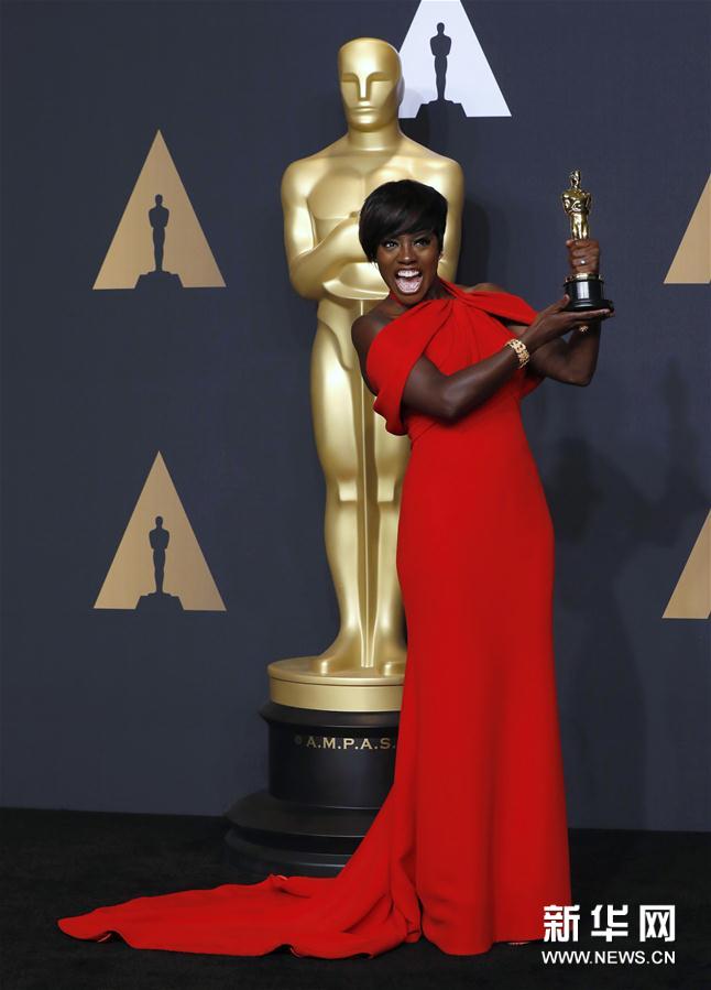 組圖:第89屆奧斯卡頒獎禮 獲獎眾星手捧小金人