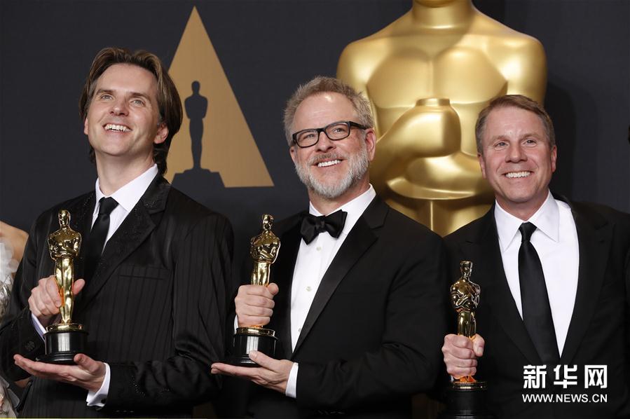 組圖:第89屆奧斯卡頒獎(jiǎng)禮 獲獎(jiǎng)眾星手捧小金人