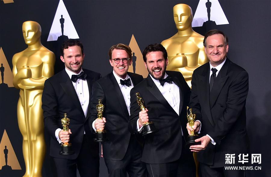 組圖:第89屆奧斯卡頒獎禮 獲獎眾星手捧小金人