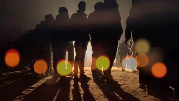 說明: Macintosh HD:Users:chendong:Desktop:張乾琦 工作坊:工作坊:官方作品:中文圖說:AZMA:5. 張乾琦，“AZMA”視頻截圖，2017 .jpg