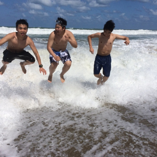 贏(yíng)在起跑線(xiàn)？中國(guó)孩子赴美留學(xué)是否越早越好？