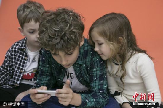 外報(bào)：一天滑手機(jī)80次 孩子網(wǎng)癮過高怎么辦？