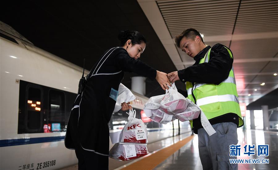 （關(guān)注春運(yùn)·圖片故事）（8） 奔跑吧！高鐵送餐小哥