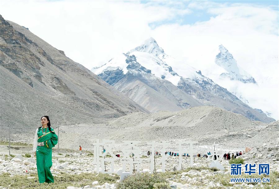 （文化）（5）“格?；ㄩ_”西藏民族服飾秀亮相珠峰大本營(yíng)