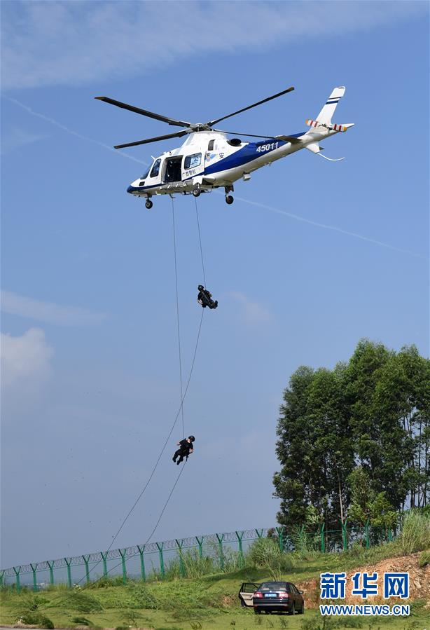 （社會）（3）廣西南寧：“空中110”“空中120”演練護(hù)平安