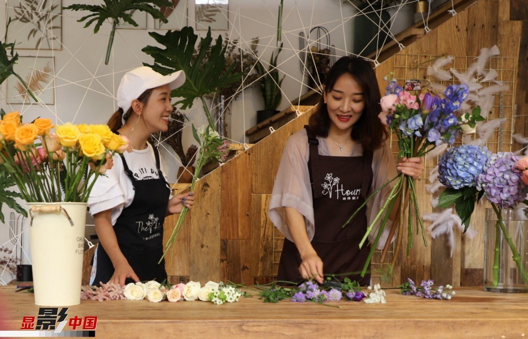 “昆明是鮮花的原產(chǎn)地，有亞洲最大的鮮切花交易市場，可以說具備開花店的天時地利；另外和很多女孩一樣，我從小也就有開花店的夢想！”說起當(dāng)初的決定，王黎媛說一是因為夢想，另外也跟昆明這個城市產(chǎn)花、賣花的“基因”有關(guān)。圖為王黎媛和同事在制作花束。新華網(wǎng) 周亞平/攝 念新洪/文