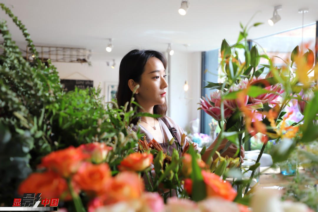 每天和花打交道是一個幸福的職業(yè)，但同時也充滿壓力和挑戰(zhàn)，“花在呈現(xiàn)給客人的那一瞬間是美好的，但前面的每一個步驟都是很辛苦的?！蓖趵桄抡f，花藝是最原始的手工藝產(chǎn)品，沒有辦法機械化、流程化和規(guī)?；?，必須要用雙手一點點地賦予其生命和美感。圖為王黎媛在挑選制作花束的鮮花。新華網(wǎng) 周亞平/攝 念新洪/文