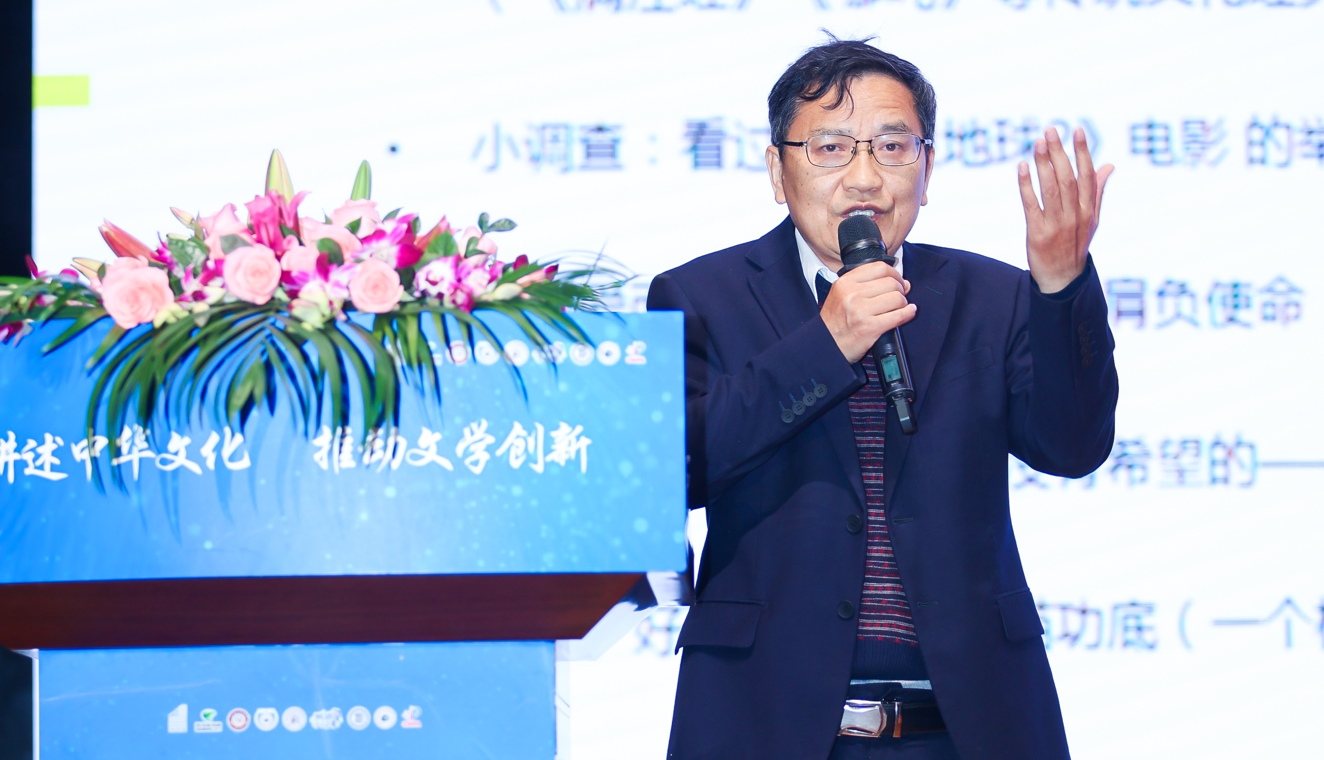 活動現(xiàn)場，“全國文學(xué)盛典名師大講堂”主講嘉賓謝晨為大家?guī)碇黝}講座